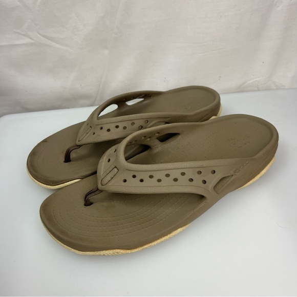 Crocs Men’s Beige Tan Swiftwater Deck Flip Flops Rubber Straps Size 7 - Picture 2 of 8